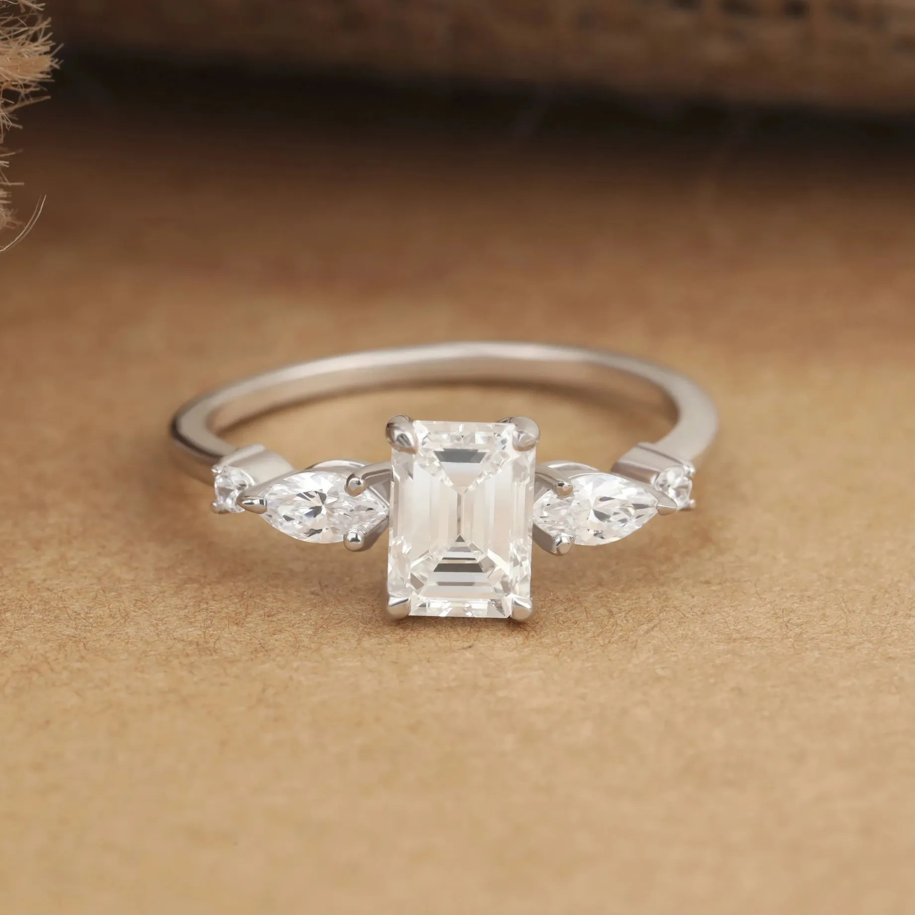 925スターリングシルバースクエアモアッサナイトリング女性の婚約ジュエリーのための絶妙な光沢のあるフルダイヤモンド結婚指輪