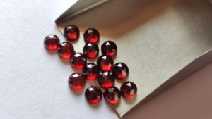 อัญมณีควอตซ์ทรงหลังแบนเรียบโกเมนสีแดงตัดจากดอกกุหลาบธรรมชาติขนาด6มม. - Product Image 4