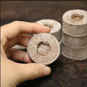 Granulés de coco écologiques et hautement compressés, parfaits pour le jardinage sans terre et les solutions d'agriculture durable - Product Image 4