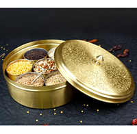 Boîte à épices en laiton taille personnalisée et avec couvercle gravé de fleurs et 7 conteneurs produit de qualité supérieure personnalisé