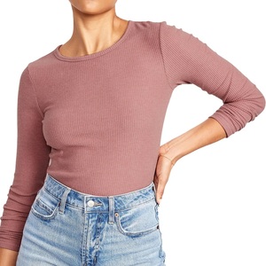 T-shirt pour femme au style décontracté, conçu pour un port relaxé avec un look raffiné et un attrait mode quotidien irrésistible - Product Image 5