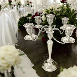 "Elegante Candelabro de Plata con 5 Brazos Perfecto para Bodas y Ocasiones Especiales" - Product Image 1