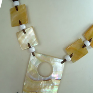 Collier en coquillage jaune avec perles, BIJOUX EN COQUILLAGE, collier en coquillage, motif naturel, taille 6x4,5 et 2,5x2,5 cm - Product Image 2