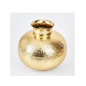 Pot de fleurs artisanal de luxe en métal doré pour la décoration d'entrée de la maison et du jardin, design contemporain, marque AW - Product Image 3