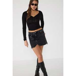 Camiseta con cuello en V y detalle de botones - Product Image 1