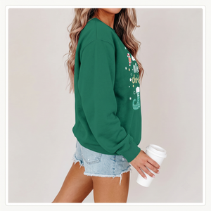 Sudadera navideña verde para mujer con cuello redondo, diseño estampado de gorro de elfo y bastón de caramelo, corte regular, jersey para las fiestas de invierno - Product Image 3