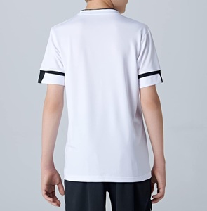 Tenues de football authentiques et robustes pour hommes – Kits de tournoi personnalisables en gros, manches courtes, légers, respirants et anti-humidité - Product Image 6