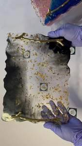 Bandeja de resina con un patrón de remolino suave y brillante de colores mezclados para un aspecto moderno que sirve bebidas y aperitivos en la costa baja - Product Image 4