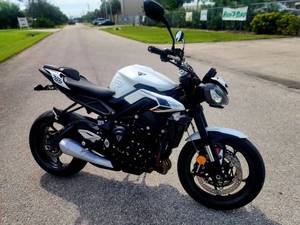 Motocicleta Triumph Street Triple 765 R usada en venta a bajo precio, modelo 2024 - Product Image 4