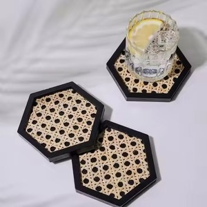 Posavasos de ratán de estilo elegante, ideal para casas de playa e interiores tropicales, que ofrece belleza natural y mesa práctica - Product Image 2