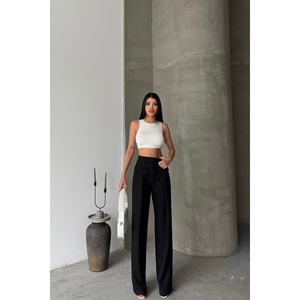 Pantalones negros de mujer con detalle de solapa plisada ancha y diseño cerrado - Product Image 5