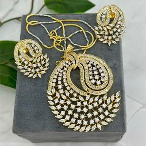 Conjunto de Collar y Pendientes Étnicos de Dos Tonos con Acabado Dorado y Piedras de Circonita Cúbica de Primera Calidad para Fiestas, para Mujer - Product Image 1