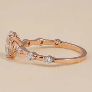 Anillo de Compromiso Solitario con Diamante Cultivado en Laboratorio, Elegante Corte Ovalado, Opciones de Plata de Ley/Platino/Oro, Claridad VS1 - Product Image 5