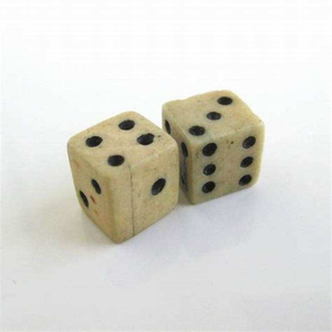 Dés à jouer cubiques en os de buffle naturel de haute qualité, faits à la main, avec logo et taille personnalisés pour le divertissement - Product Image 1