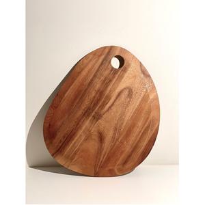 Planche à découper en bois d'acacia et manguier de forme personnalisée avec poignée Planches à découper en bois - Product Image 1
