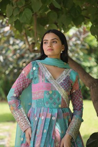 Robe Anarkali en satin de soie fantaisie pour femmes FABZONE L40, tenue traditionnelle indienne pour occasions spéciales - Product Image 4