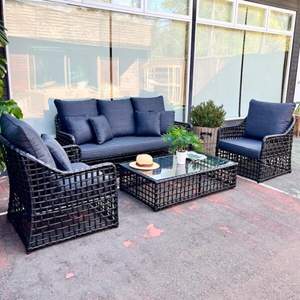 Ensemble canapé moderne d'extérieur en rotin Mobilier 5 places avec coussins et table basse en verre Ensemble de conversation en osier tous temps - Product Image 1