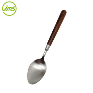 Cuillère à dîner en acier inoxydable avec manche en bois de noyer moderne de luxe en gros pour une utilisation en fête - Écologique et durable - Product Image 3