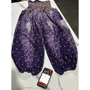 Pantalons Harem Bohèmes Violets en Gros avec Imprimé Plumes, Fabricant et Exportateur de Pantalons de Yoga - Product Image 1