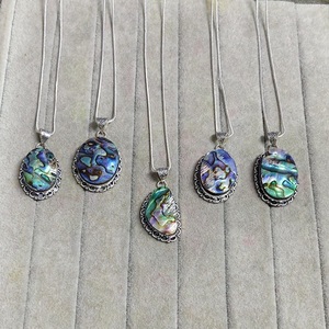 Colgante de Piedra de Abulón, Gema con Grabado de Amor, Figura Tallada, Decoración para el Hogar, Bodas, Vacaciones, Arte de Gujarat - Product Image 2