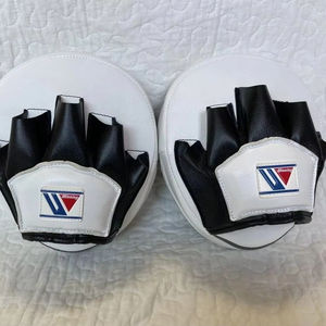 นวมต่อยมวยแบบปรับโฟกัสได้สีขาวและดำถุงมือฝึกมวยแบบปรับแต่งได้ - Product Image 1