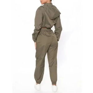 Personalizar 2025 estilo rompevientos ligero para las mujeres Chándal mejor Zip Up Nylon recortado Sudadera con capucha y Jogger Set para las mujeres - Product Image 2