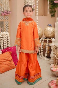 Lehenga Choli pakistanais élégant pour filles avec des détails en zari et des couches de tulle pour les fêtes de l'Aïd, les mariages et les célébrations - Product Image 2