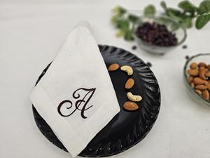 Serviettes brodées à la main en lin biologique avec forme carrée monogramme personnalisée pour les occasions spéciales d'anniversaire de mariage - Product Image 3