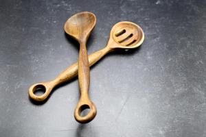 Cuillère de cuisine en bois plaqué or artisanale, manche long, 100% bois naturel, utilisation pour les fêtes, préparation des aliments, mélange des sauces - Product Image 5