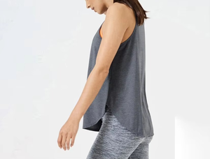 เสื้อกล้ามผู้หญิงระบายอากาศได้ดีและบางทรงหลวมย้อมสีล้วนขนาดพลัสไซส์สำหรับฤดูร้อนสีเทา - Product Image 3