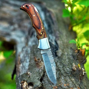 Cuchillo plegable de acero de Damasco hecho a mano personalizado con mango de madera y cubierta de bolsillo de cuero, cuchillos de supervivencia OEM - Product Image 3