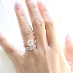 Ensemble de mariage de luxe en diamant de laboratoire ovale certifié IGI VVS avec alliance incurvée en or 14 carats pour femme, tendance au meilleur prix - Product Image 5