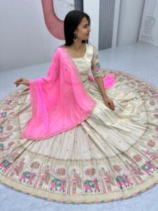 Fourniture directe d'usine Banarasi fantaisie soie Lehenga Choli Festival porter tenue de créateur de style Bollywood disponible à la vente - Product Image 5