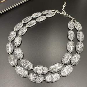 Collier à la mode en cordon de perles en résine artisanale avec prix marketing - Product Image 5