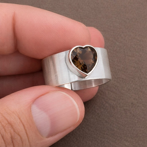 Bague Unisexe Tendance en Argent Plaqué Rhodium avec Cœur en Quartz Fumé Sertie clos, Collection Classique de Joaillerie Fine Rhaya Jewels pour Mariage - Product Image 1
