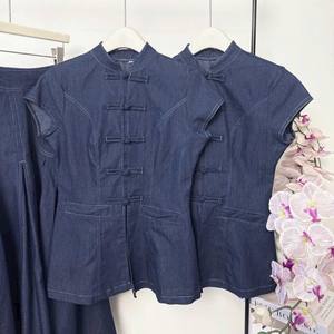 Ensemble femme de haute qualité : chemisier en denim à col mandarin et jupe longue - Product Image 6