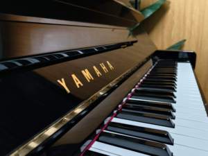 Piano Vertical Yamaha YU3 de 88 Teclas, Calidad Japonesa, Rendimiento Profesional, Listo para el Escenario, Sonido Claro y Potente, Estilo Clásico U1 U2 U3 - Product Image 2