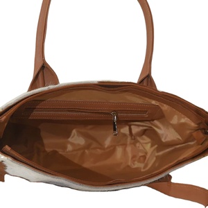 Bolso Tote de Cuero Vacuno Resistente al Agua para Exteriores con Cierre de Cremallera y Accesorios de Ropa en Color Contrastante - Product Image 6