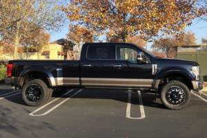 Ford F-450 Super Duty King Ranch 4x4 Turbodiesel V8, Double Cabine, 4 roues motrices, très bien équipé, modèle 2023 - Product Image 3