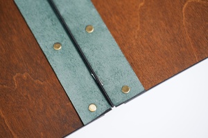 Cubierta de Menú de Madera DIVRIS DRL-204, Color Marrón Claro con Remaches de Latón, para Uso en Restaurantes, Múltiples Páginas - Product Image 6
