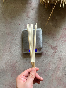 Varillas de incienso blancas de 8 pulgadas Agar Batti natural sin olor Fabricantes crudos para uso religioso 3mm de diámetro - Product Image 3
