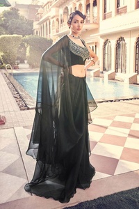 Sari en organza noir de créateur avec des paillettes de zari en miroir véritable et un chemisier non cousu, tenue ethnique indienne pour les fêtes de Bollywood et les mariages - Product Image 2