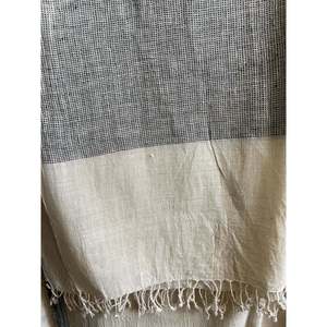 ผ้าพันคอผ้าฝ้ายออร์แกนิคทอมือ ลายตารางขาวดำ แบบยาว - Product Image 1