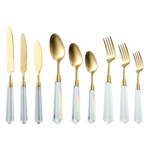 Ensemble de couverts de style marbre avec têtes dorées mates, vaisselle élégante pour les événements, les réunions de famille et les cadeaux en provenance d'Inde - Product Image 4