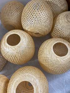 Lámpara colgante de bambú sostenible Lámpara de bambú personalizable Varios tamaños con versatilidad de Vigi Farm - Product Image 2