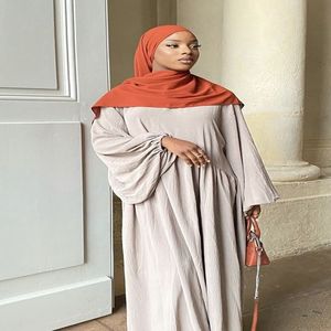 Nueva última abaya modesta para mujer con estampado de flores blancas a bajo precio y venta directa de fábrica 2025 - Product Image 2