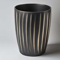 Poubelle en laiton fabriquée à la main avec revêtement noir brossé conçue pour les intérieurs décoratifs et l'esthétique de la vie moderne.
