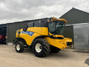 Moissonneuses-batteuses New Holland CX7090 d'occasion pour céréales, maïs et pommes de terre, avec moteur haute productivité, à vendre - Product Image 2
