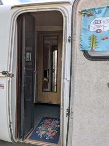 Caravane Scamp 16' pour 4 personnes, salle de bain sèche, joints de fenêtre neufs, pneus neufs, alimentation intégrée et espace de préparation pour la garantie - Product Image 2