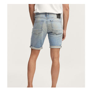 Shorts Bermuda Clásicos para Hombre, Corte Slim Fit, Estilo Desgastado Oscuro, Transpirables, en Mezclilla Azul Medio con Patrón de Reparación Desgastada, Venta al Por Mayor - Product Image 4